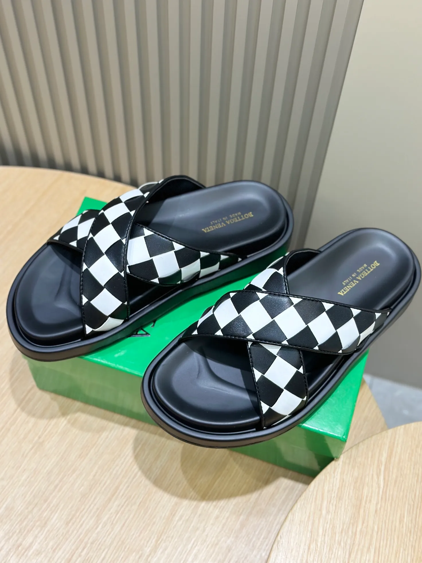 Factory price: 360💰BV hand-woven men's slippers and sandals - suitable for walking. It still emphasizes minimalism and practical wearability, but is full of vivid artistry. Super classic, luxurious and comfortable, imported cowhide + cowhide lining + lightweight outsole Size: 39-44 (customized at 38.45)